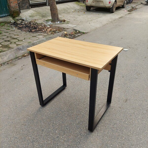 Chân bàn bằng sắt hộp 25x50mm. Mặt bàn gỗ MFC dày 18mm