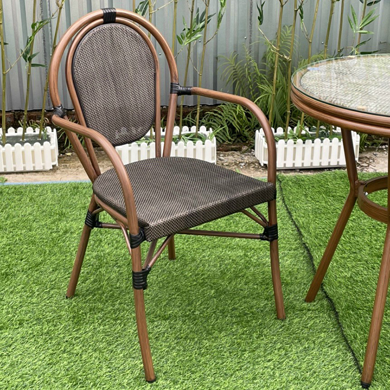 Ghế sân vườn Tilen 06 được làm từ nhôm đúc sơn giả gỗ có khả năng chịu nắng mưa tốt