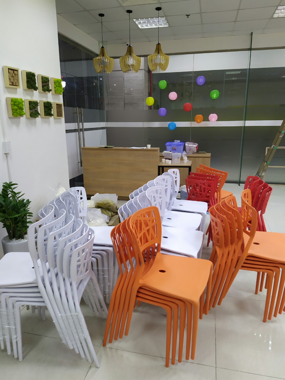 Giao ghế nhựa cafe Viento cho khách tại Trung Kính