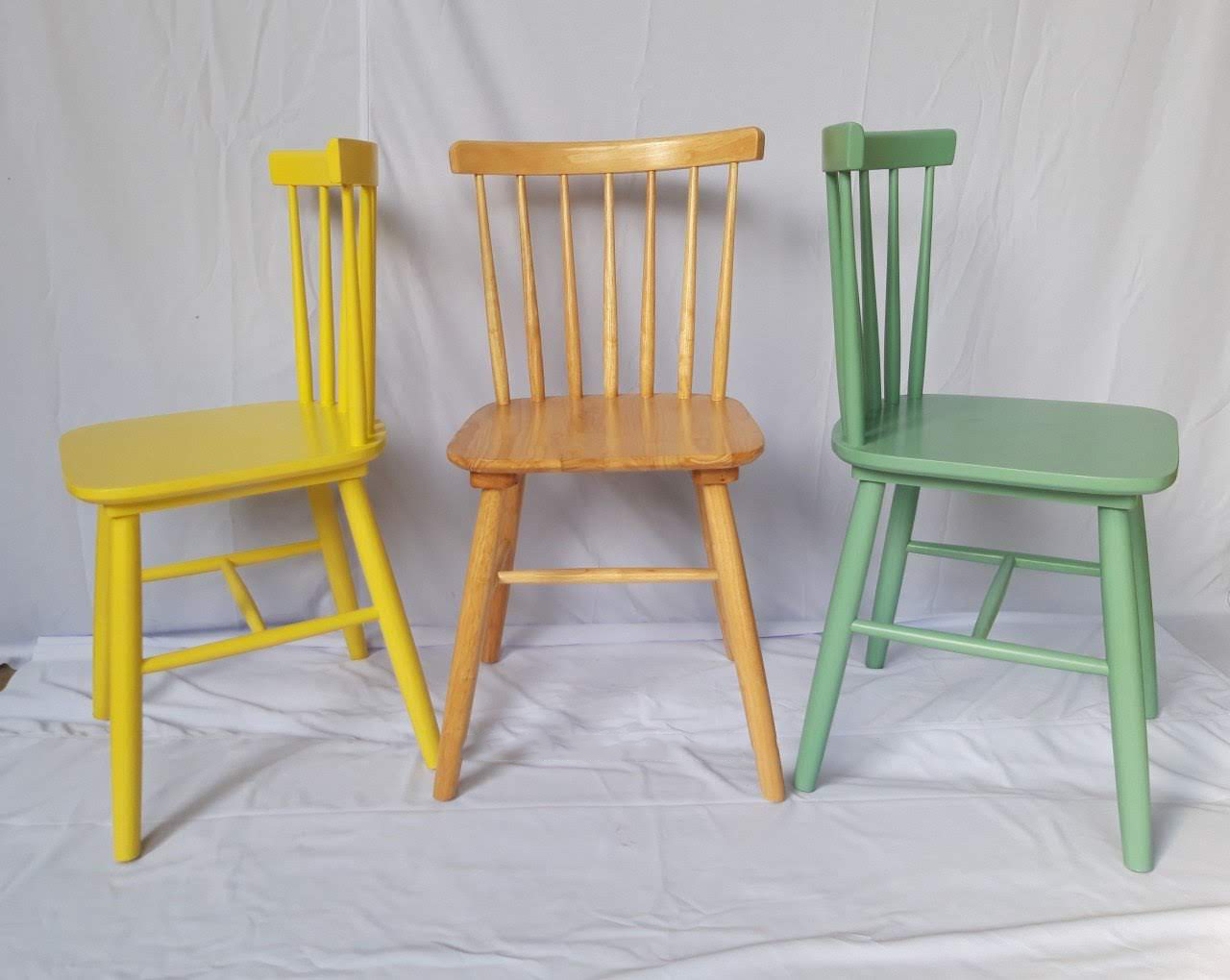 Ghế Pinnstol xanh, vàng và trắng là 2 loại phổ biến nhất